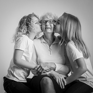 GRAND-MERE ET SES DEUX PETITES-FILLES, PORTRAIT DE FAMILLE 