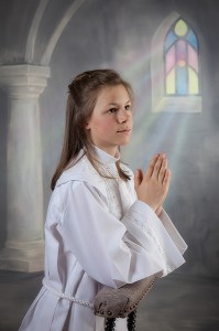 JEUNE FILLE SUR PRIE DIEU, PHOTO DE COMMUNIANTE SUR FOND DE STUDIO 