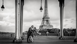 PHOTO DE COUPLE DE MARIES, MARIAGE PONT BIR HAKEIM, PARIS, FRANCE 