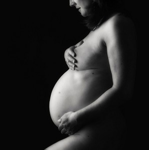FEMME ENCEINTE NUE, PORTRAIT EN STUDIO 