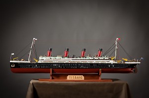 MAQUETTE DU BATEAU DE CROISIERE LE TITANIC EN STUDIO 