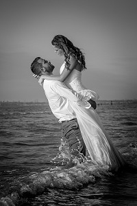 COUPLE DE MARIES DANS L'EAU, MARIAGE TRASH THE DRESS, TROUVILLE-SUR-MER, NORMANDIE, FRANCE 