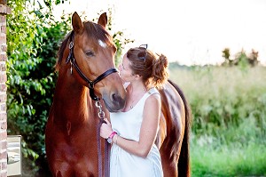 COMPLICITE ENTRE UNE JEUNE FEMME ET SON CHEVAL, NORMANDIE 