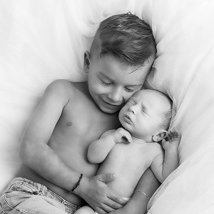 FRATRIE DE DEUX FRERES (JEUNE ET BEBE), PORTRAIT DE FAMILLE 