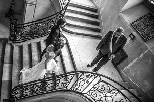 LE MAIRE ACCUEILLE LES FUTURS MARIES A LA MAIRIE 