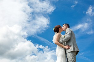 LES JEUNES MARIES, PAUSE DU COUPLE POUR LE PHOTOGRAPHE, JOUR DU MARIAGE 