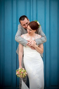 LES JEUNES MARIES, PAUSE DU COUPLE POUR LE PHOTOGRAPHE, JOUR DU MARIAGE 